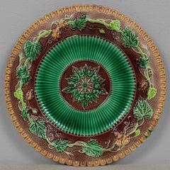 Assiette en majolique George Jones, motif de vigne, anglaise, CIRCA 1865