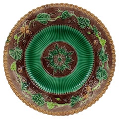 Assiette en majolique George Jones, motif de vigne, anglaise, CIRCA 1865