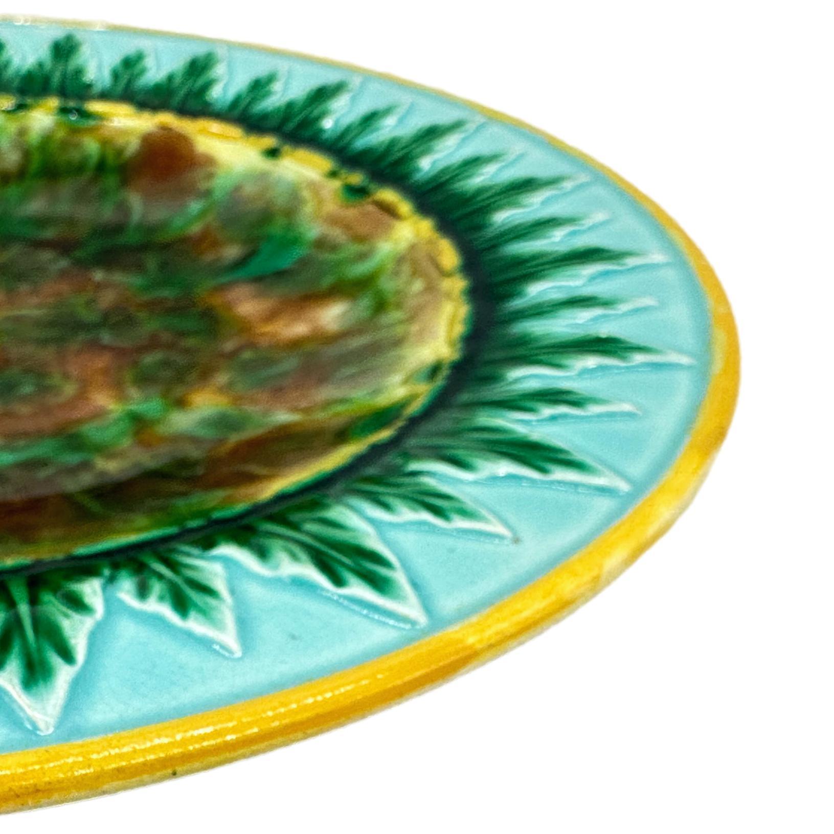 Victorien Assiette en majolique George Jones, mouchetures de écailles de tortue, feuilles vertes sur turquoise en vente