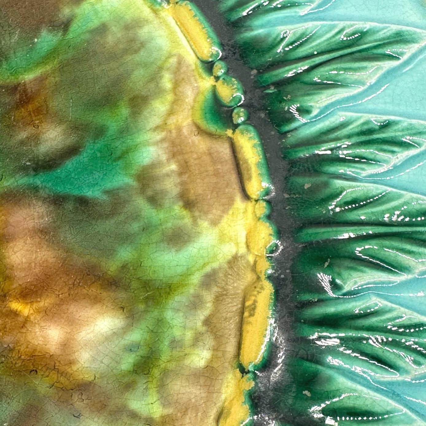Anglais Assiette en majolique George Jones, mouchetures de écailles de tortue, feuilles vertes sur turquoise en vente