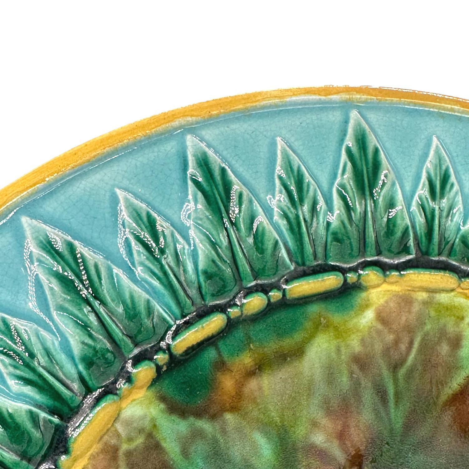 Fin du XIXe siècle Assiette en majolique George Jones, mouchetures de écailles de tortue, feuilles vertes sur turquoise en vente