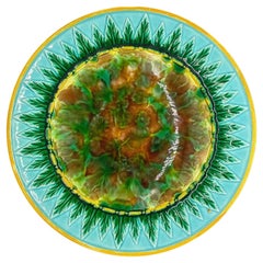 Assiette en majolique George Jones, mouchetures de écailles de tortue, feuilles vertes sur turquoise