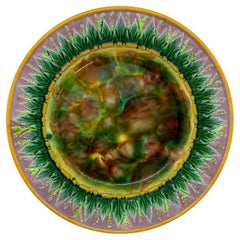 Piatto in maiolica di George Jones con centro screziato e fondo rosa, inglese, 1870 ca.