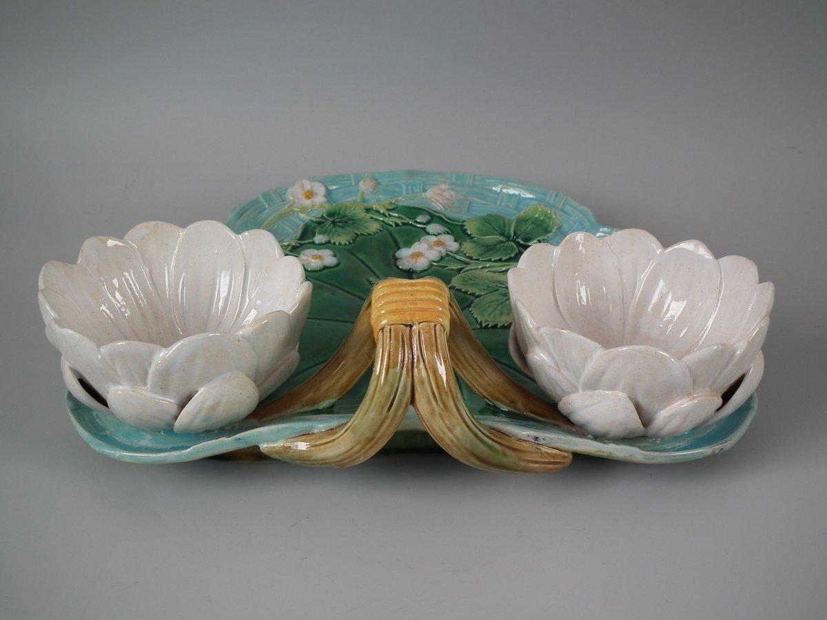 George Jones Majolica Pond Lily Strawberry Server In Good Condition In Chelmsford, Essex
