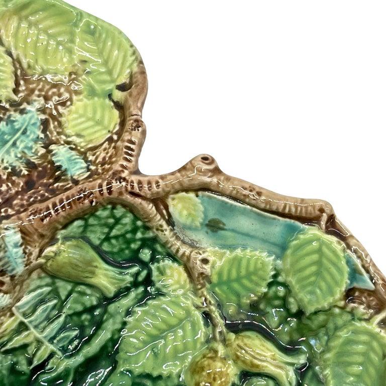 George Jones Majolica Rustic Server, Eichhörnchen mit Nuss, englisch, um 1873 im Angebot 1