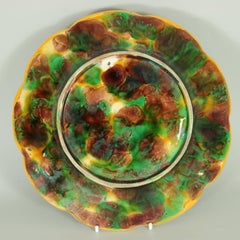 Assiette à découper en majolique de George Jones