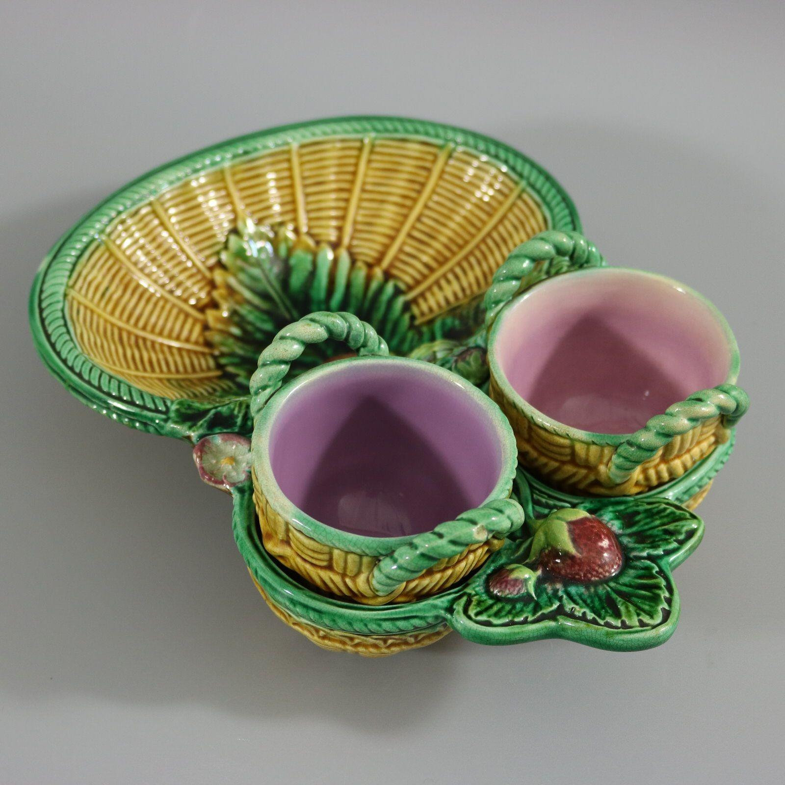 George Jones Majolica Strawberry Server In Excellent Condition For Sale In Chelmsford, Essex