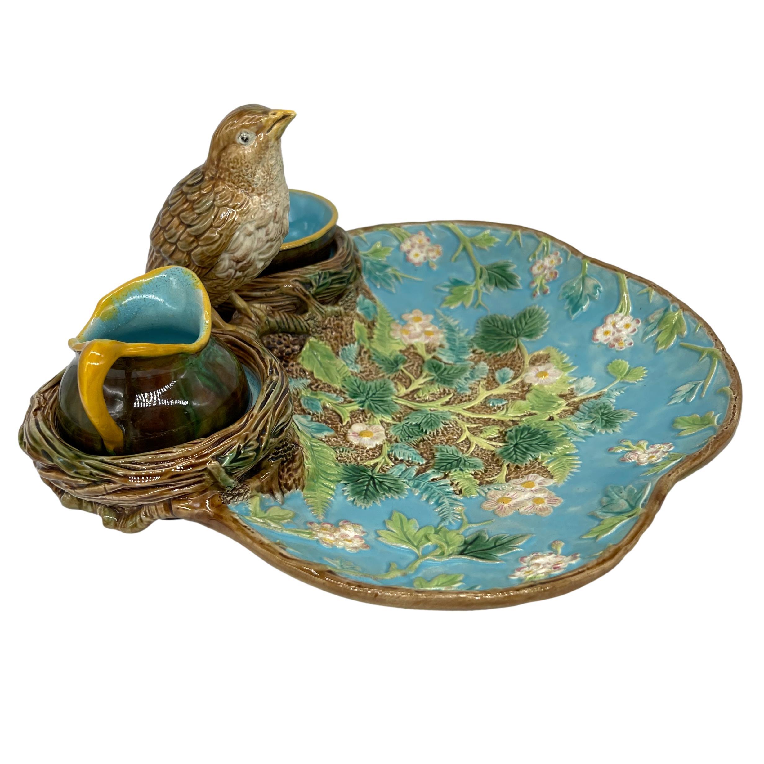George Jones Majolica Strawberry Server with Bird, Complete Set, English, c 1870 In Good Condition In Banner Elk, NC