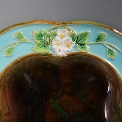 Piatto da portata con fragole in maiolica di George Jones