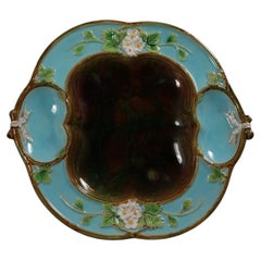 Piatto da portata con fragole in maiolica di George Jones