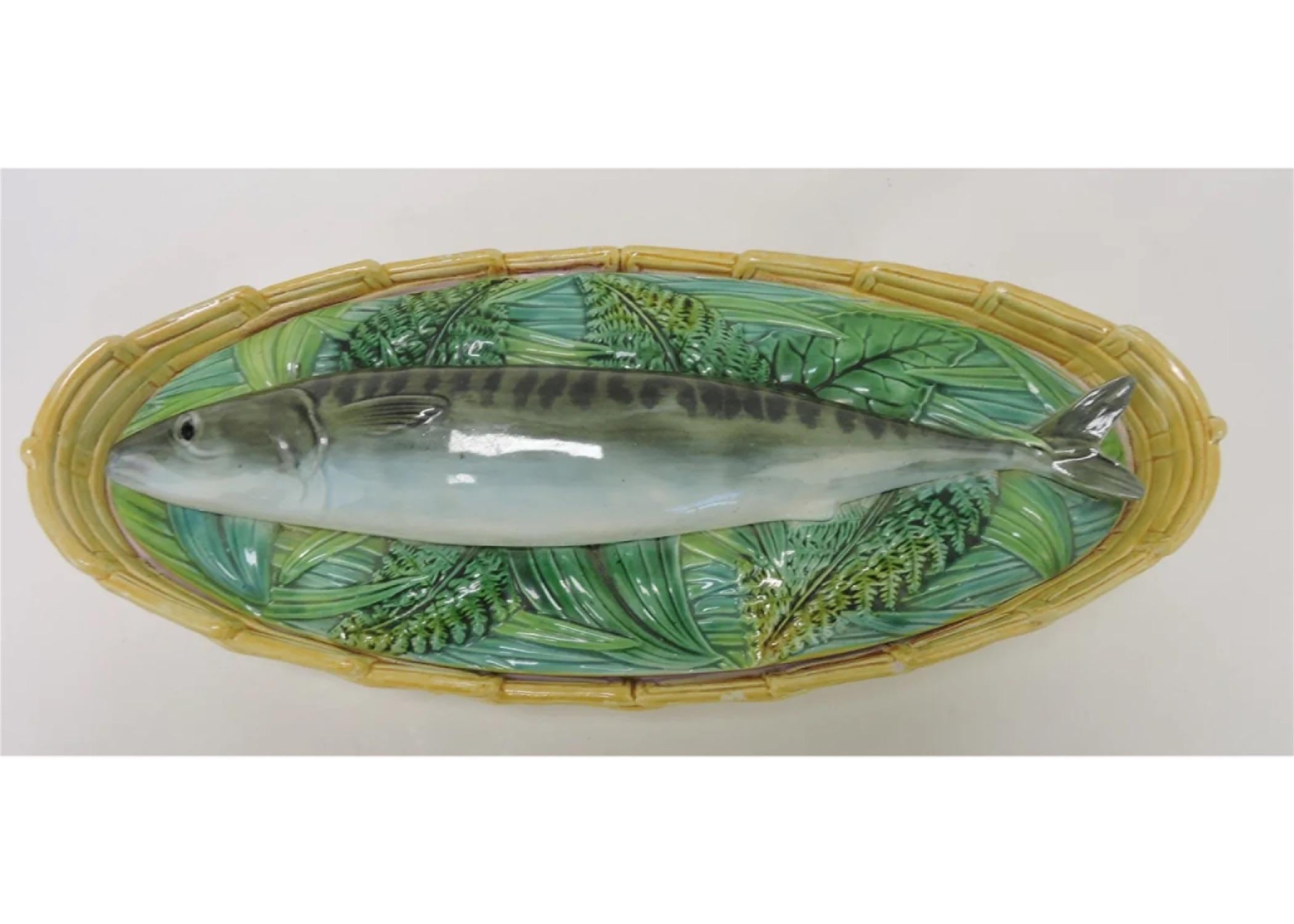 George Jones Majolica Tureen with Wicker Base In Excellent Condition For Sale In Dallas, TX