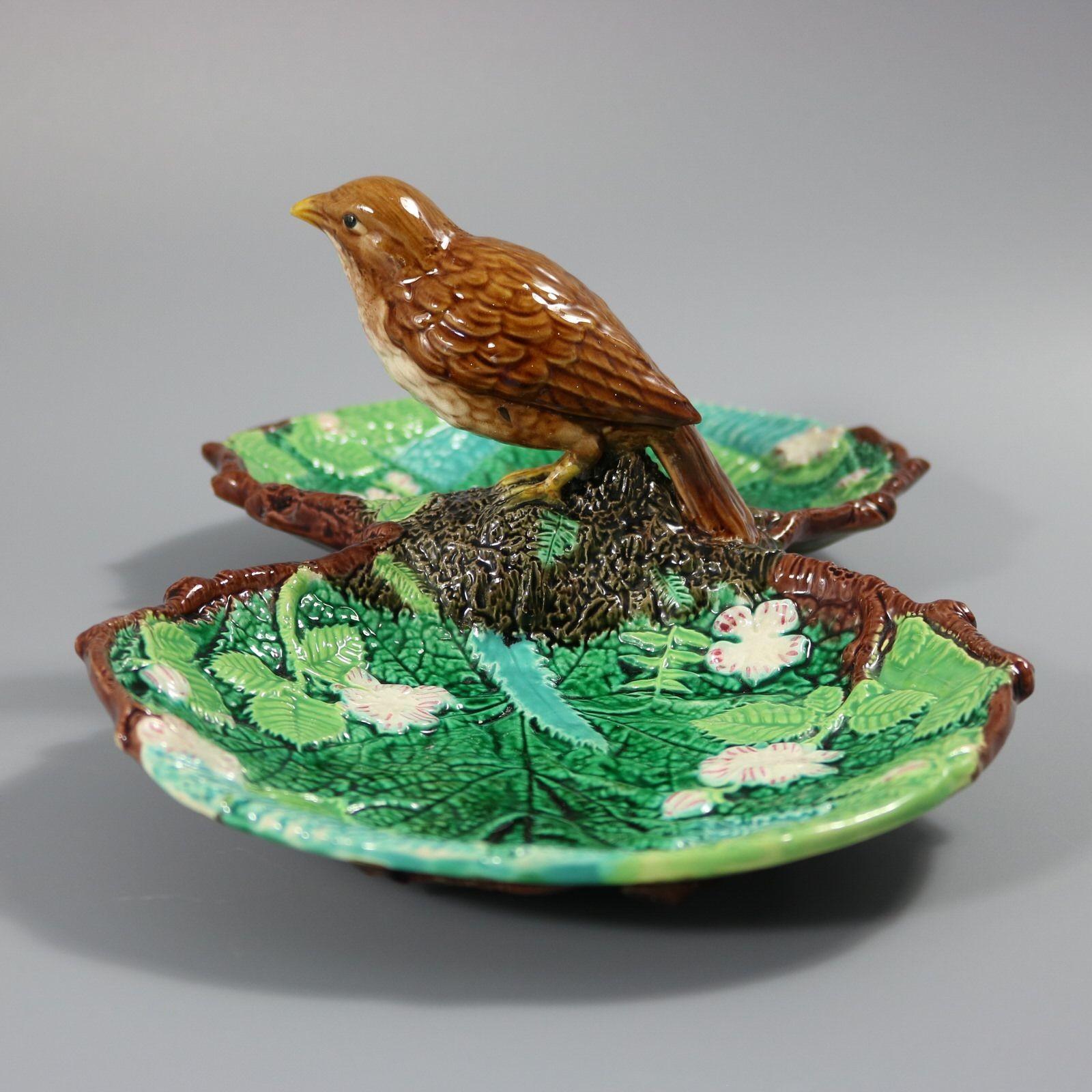 Milieu du XIXe siècle Plat à oiseaux à deux lobes en majolique de George Jones en vente