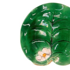 Assiette « Nénuphar » en majolique de George Jones, émaillée dans des tons de vert luxuriants, anglaise, vers 1869