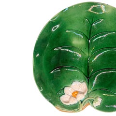 Assiette « Nénuphar » en majolique de George Jones, émaillée dans des tons de vert luxuriants, anglaise, vers 1869
