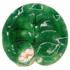 Assiette « Nénuphar » en majolique de George Jones, émaillée dans des tons de vert luxuriants, anglaise, vers 1869