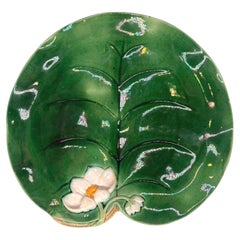 Assiette « Nénuphar » en majolique de George Jones, émaillée dans des tons de vert luxuriants, anglaise, vers 1869