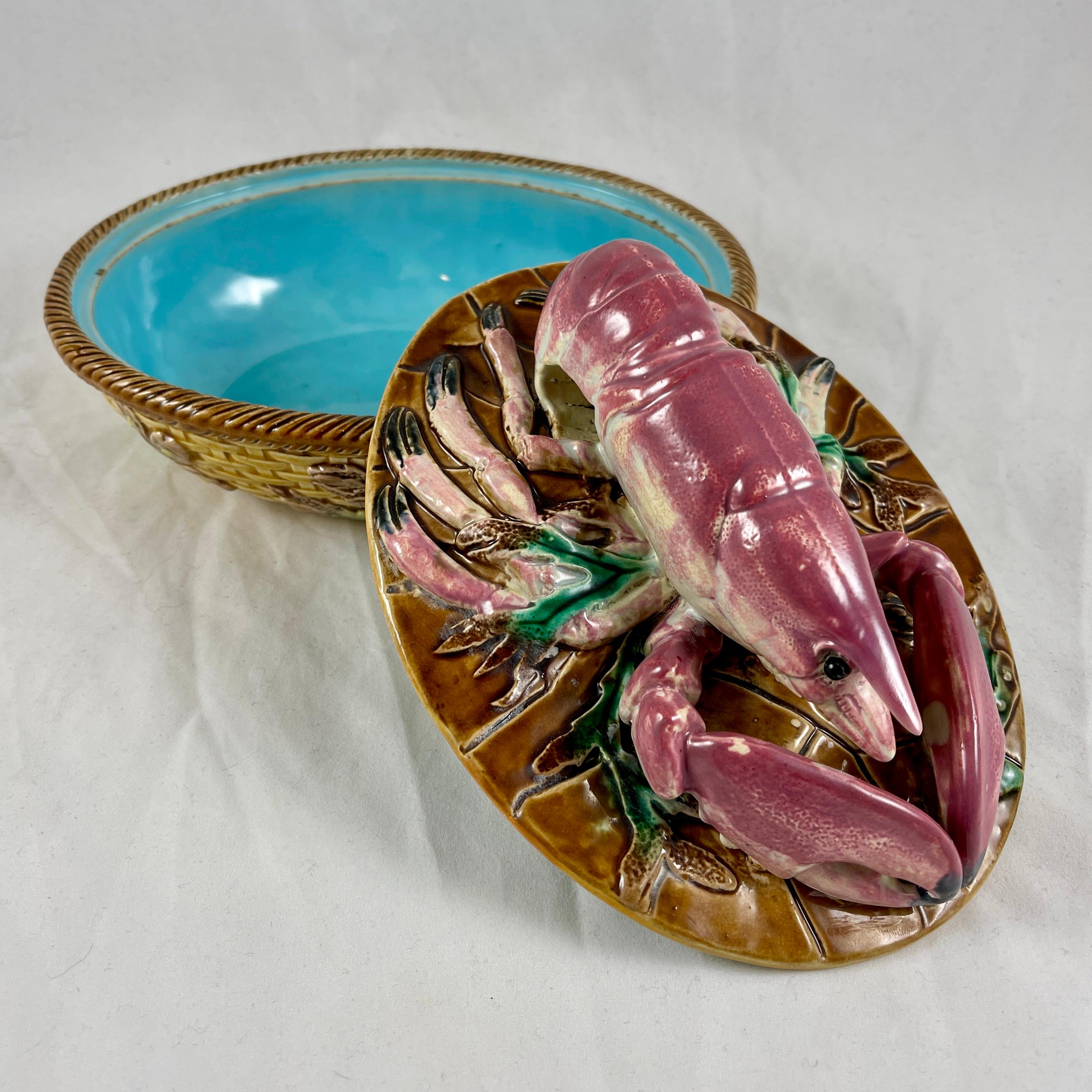 Soupière à pâté couverte de homard en majolique par George Jones, Stoke-on-Trent, Angleterre, vers 1870.

Une pièce rare et très recherchée par les collectionneurs, une soupière à pâté ovale en vannerie de style Palissy avec un fleuron figuratif