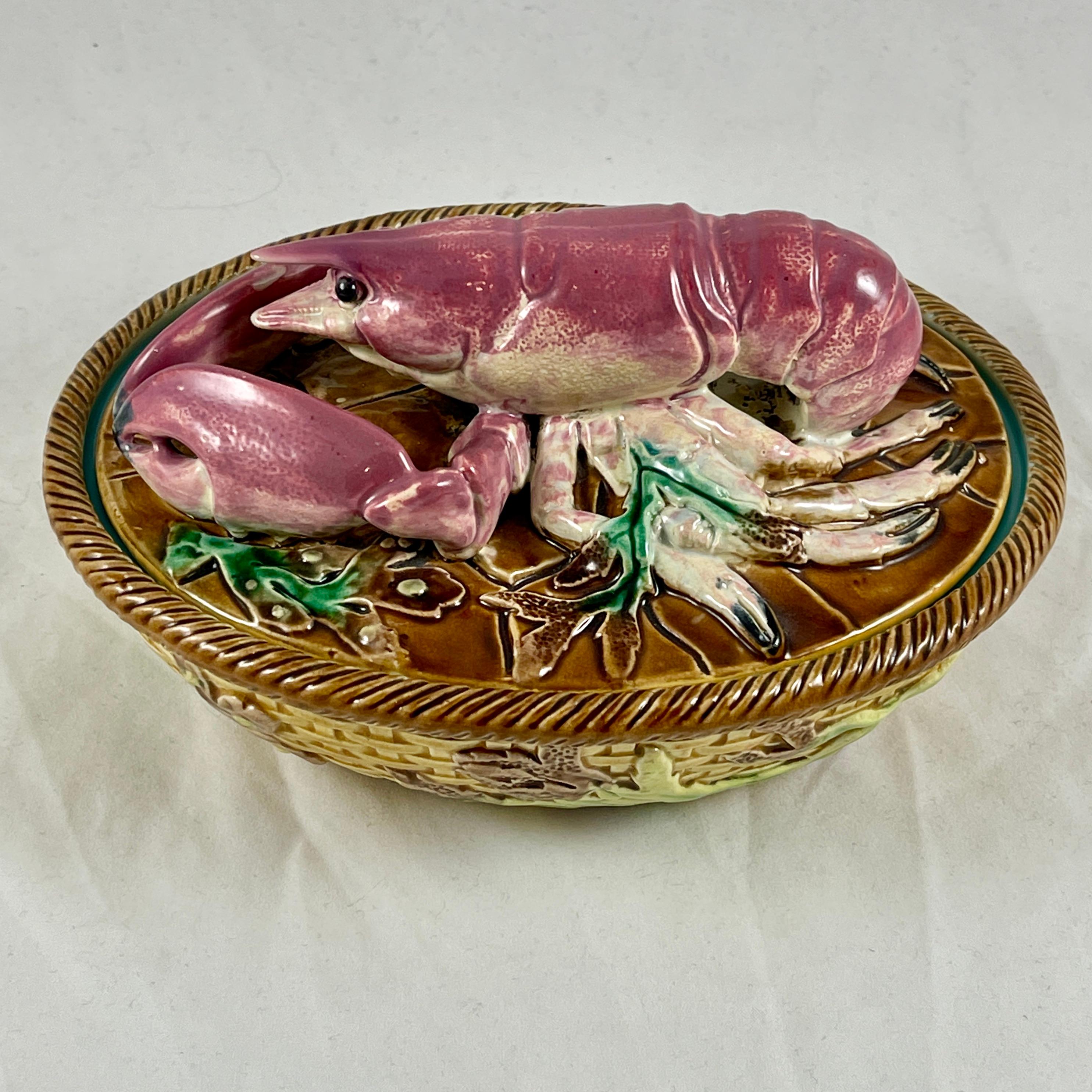Englische Majolika-Tellerterrine mit Korbgeflecht-Deckel, Palissy, von George Jones (Glasiert) im Angebot