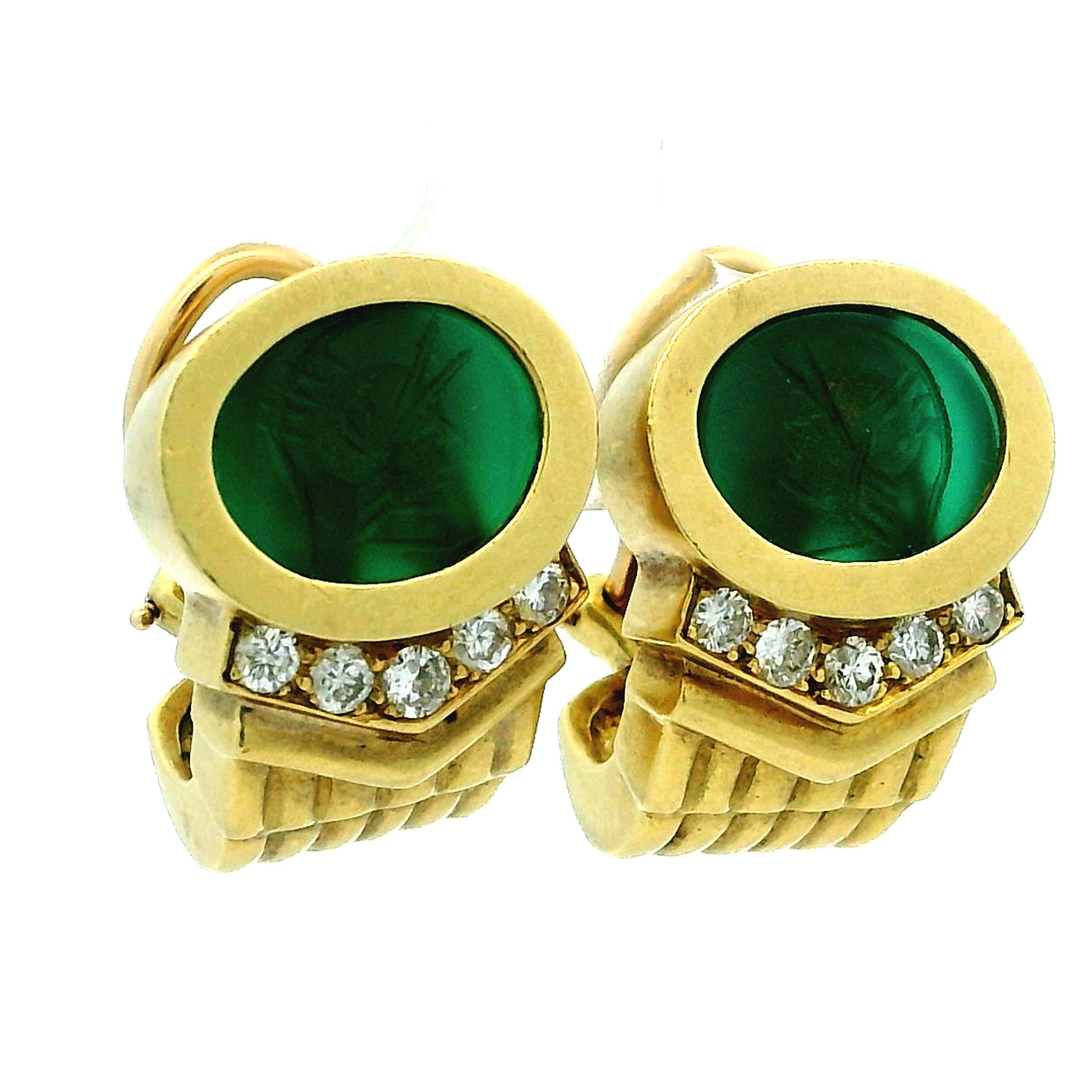 Un llamativo par de pendientes vintage del joyero neoyorquino George K. Wittels, elaborados en oro amarillo de 18 quilates y engastados con cabujones tallados en calcografía verde antiguo. Los intaglios representan un perfil clásico, añadiendo