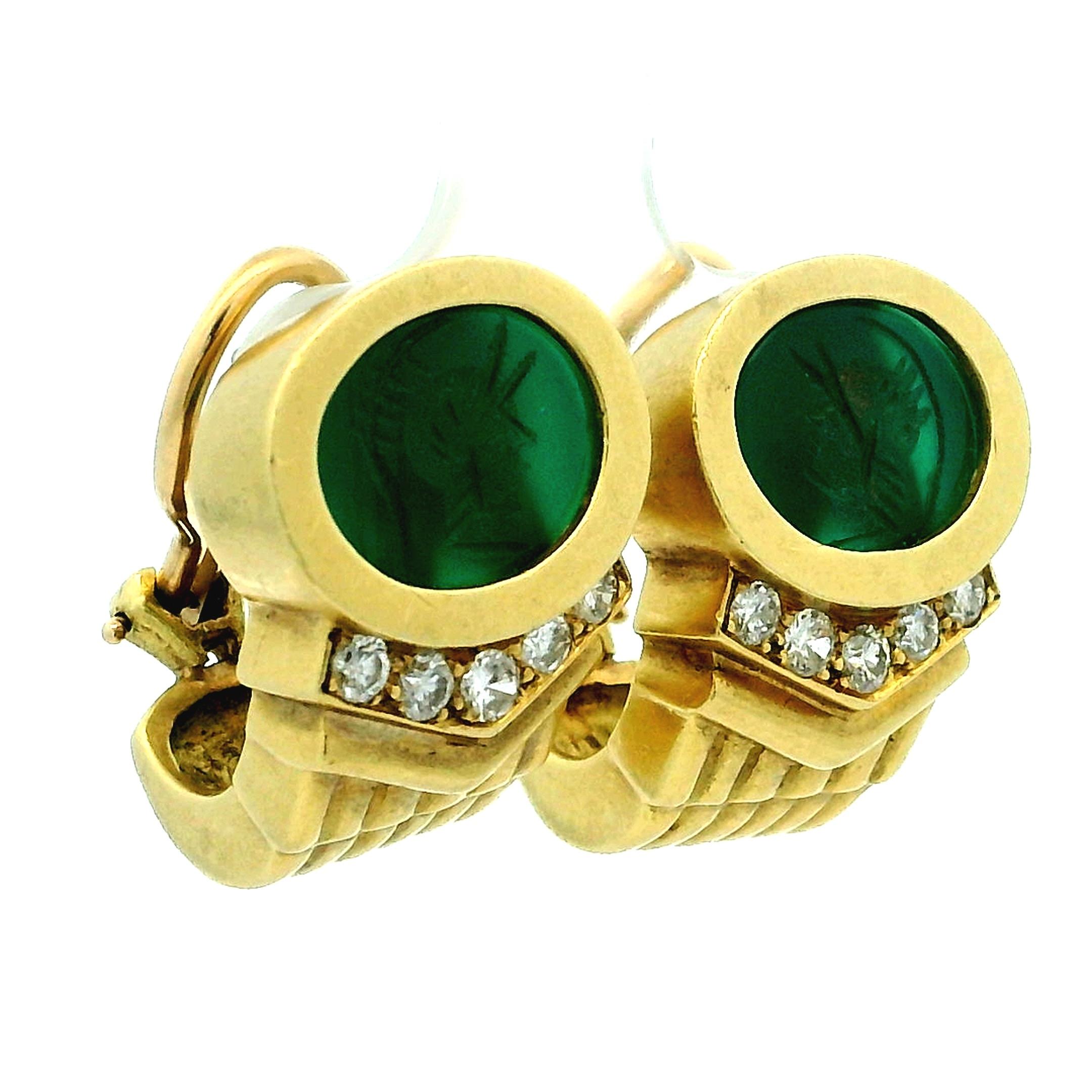 Pendientes George K. Wittels de oro de 18 quilates tallados en calcografía verde y diamantes, años 80 Renacimiento en venta