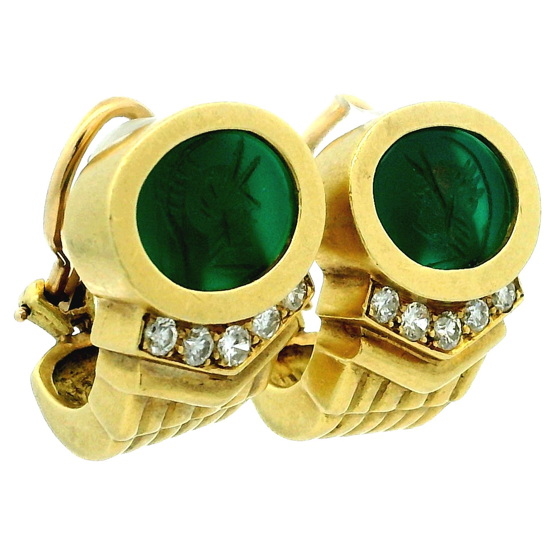 Pendientes George K. Wittels de oro de 18 quilates tallados en calcografía verde y diamantes, años 80 en venta