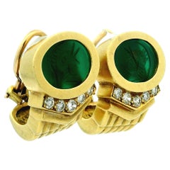 Pendientes George K. Wittels de oro de 18 quilates tallados en calcografía verde y diamantes, años 80