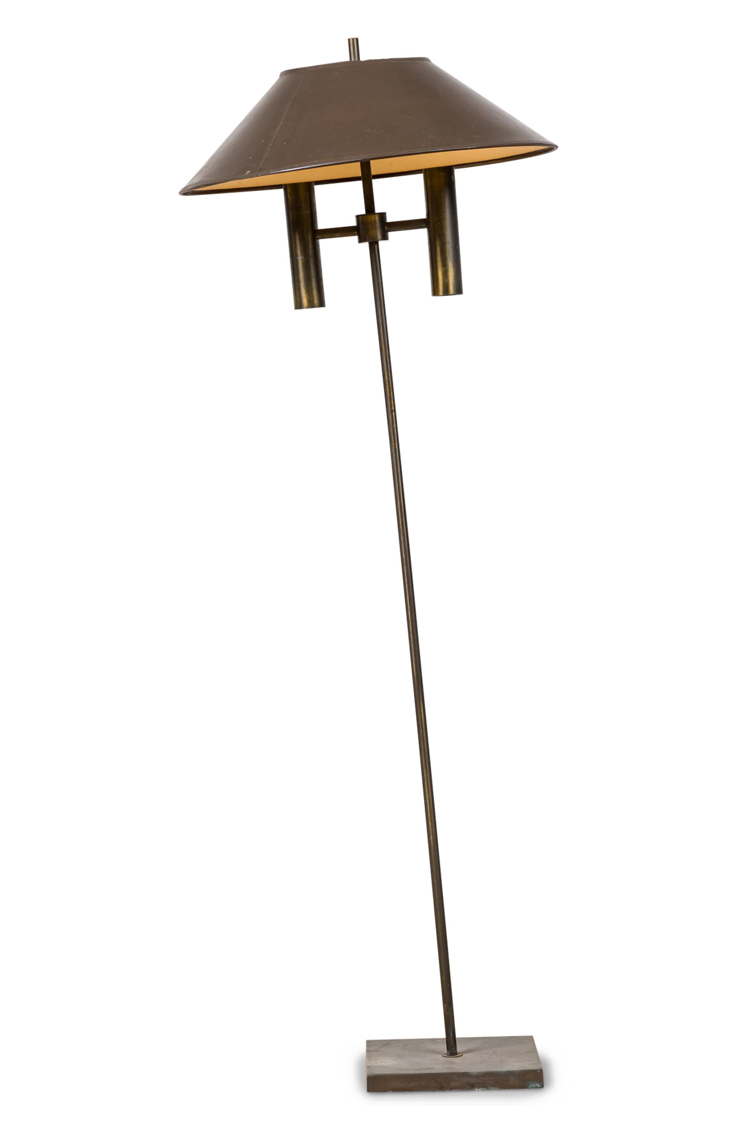 Lámpara de pie americana de mediados de siglo, de bronce patinado, con pantalla redonda de metal marrón y apoyada en una base cuadrada (GEORGE KOVACS)