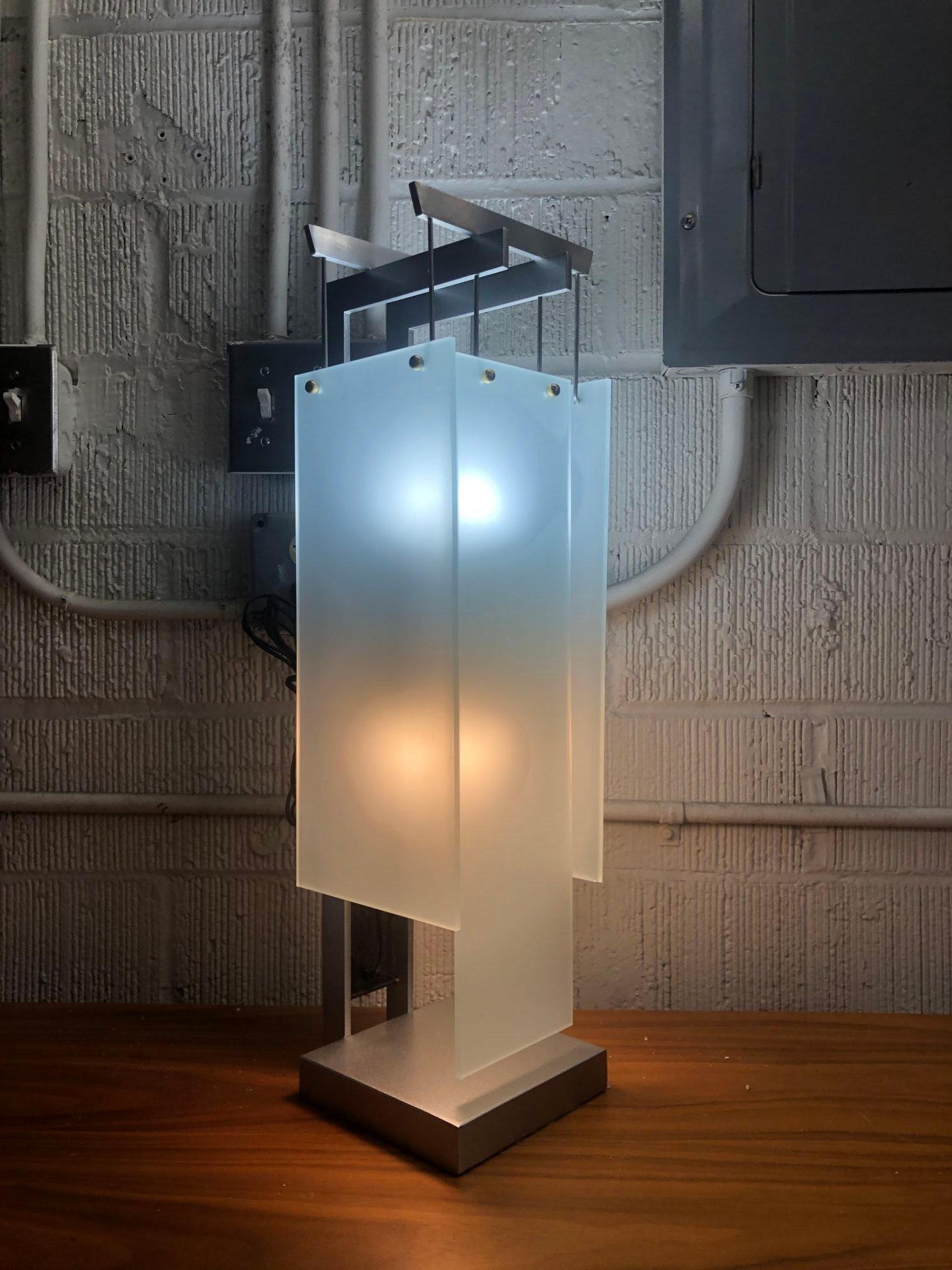 Architektonische Aluminium-Tischlampe von George Kovacs, Paar im Angebot 3