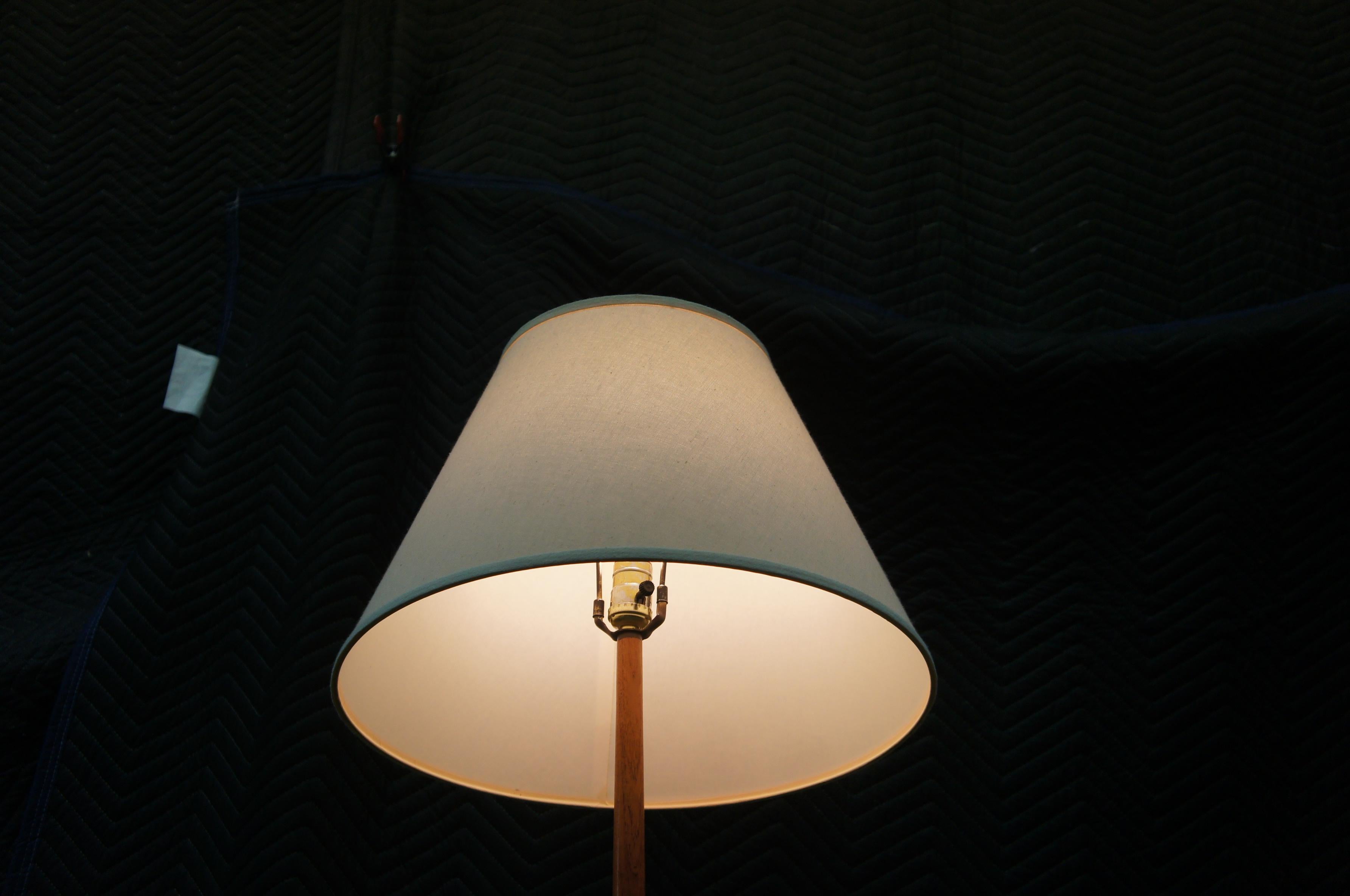 George Kovacs lampadaire suédois moderne mi-siècle en teck minimaliste MCM 3