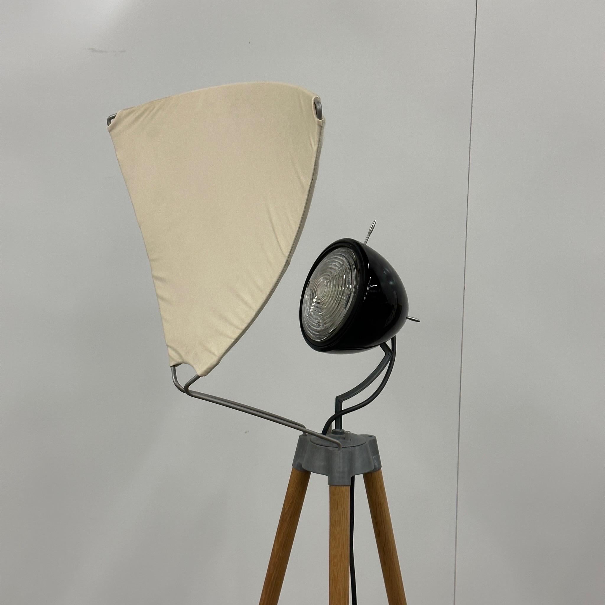 c. 1990s. Entworfen von Tobias Grau, Deutschland. Holzbeine mit Lampenkopf aus Metall, abnehmbarer Baumwollschirm.