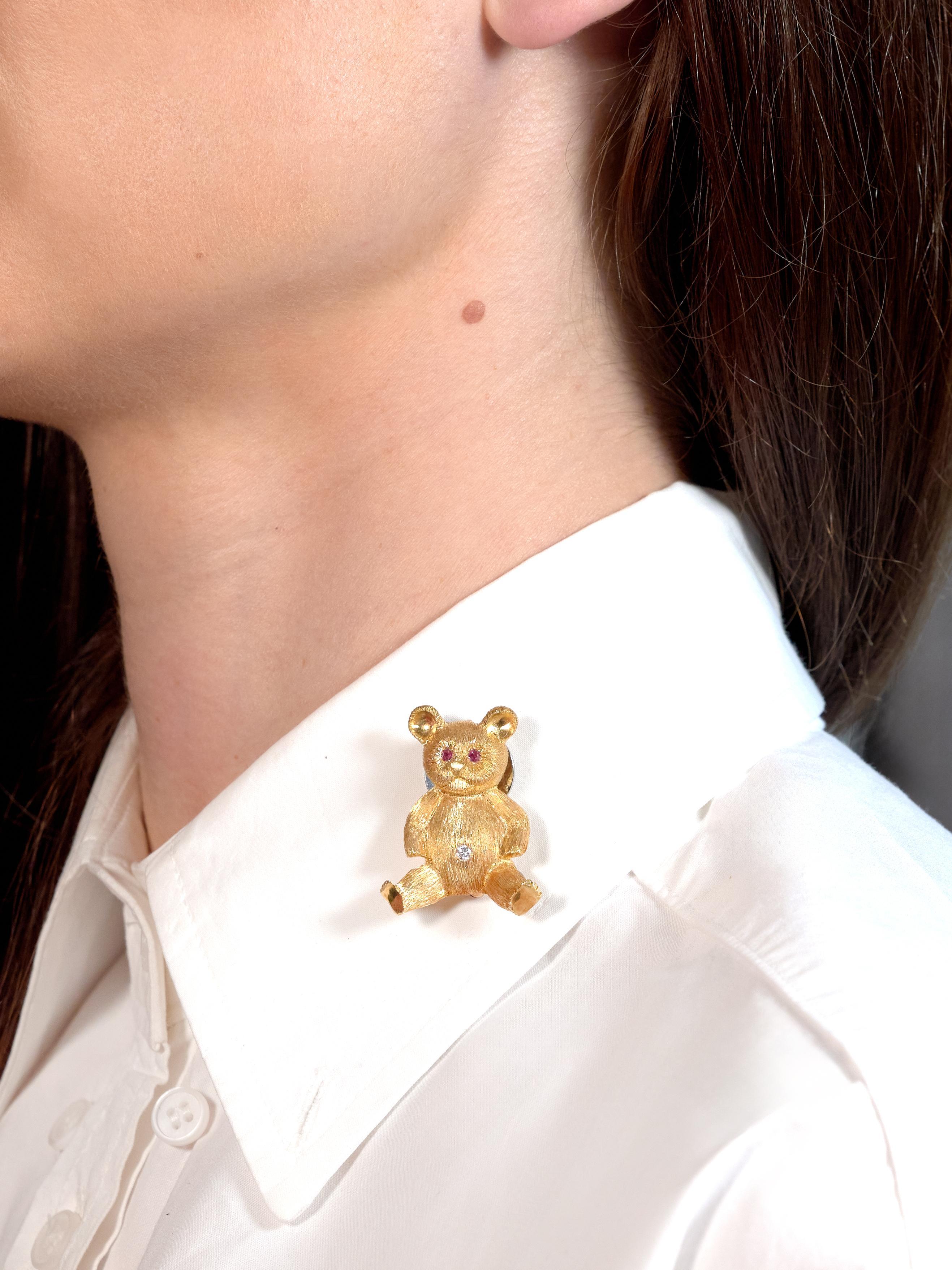 Designed as a dimensional teddy beard with engraved fur texture throughout
Accented by a transitional cut diamond flush set in belly
Weighing approximately 0.08 carat - eye clean and bright
With round cut ruby eyes flush set in reverse
Weighing
