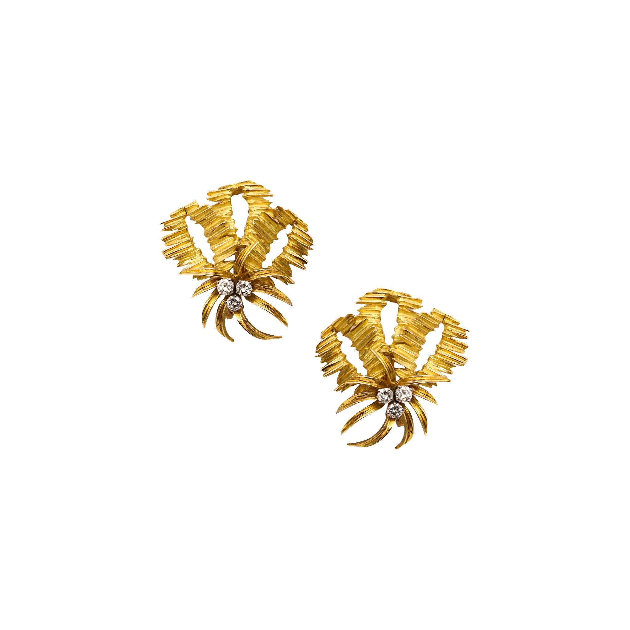 Boucles d'oreilles texturées créées par George L'Enfant.

Pièces très rares, créées à Paris dans l'atelier de joaillerie de George L'Enfant, dans les années 1960. Ces boucles d'oreilles ont été réalisées en or jaune massif de 18 carats, avec des