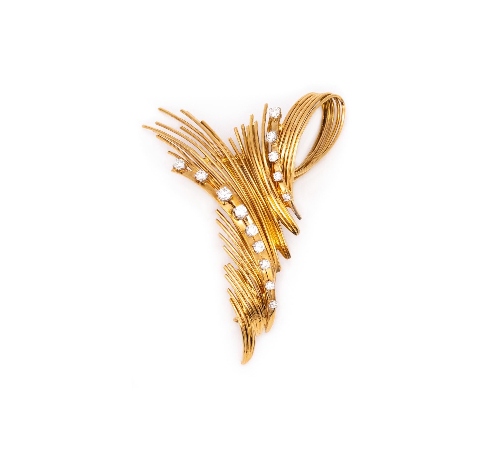 Une broche conçue par George L'Enfant.

Belle pièce créée à Paris, dans l'atelier de George L'Enfant, à la fin des années 1960. Cette broche a été réalisée en or jaune massif de 18 carats, avec des montures à quatre griffes en or blanc. Le revers