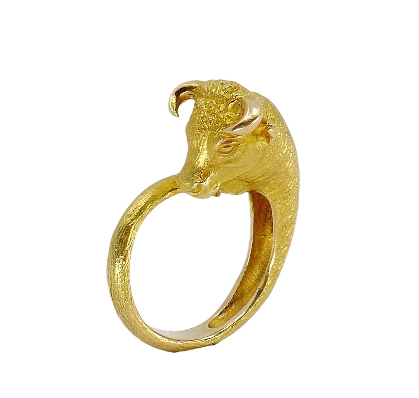 Réalisée par le célèbre joaillier George L'Enfant pour Cartier Paris dans les années 1970, cette bague en or 18 carats arbore le motif audacieux du taureau Taurus, qui symbolise la force et la résilience. D'une taille de 7,5, il affiche un poids de
