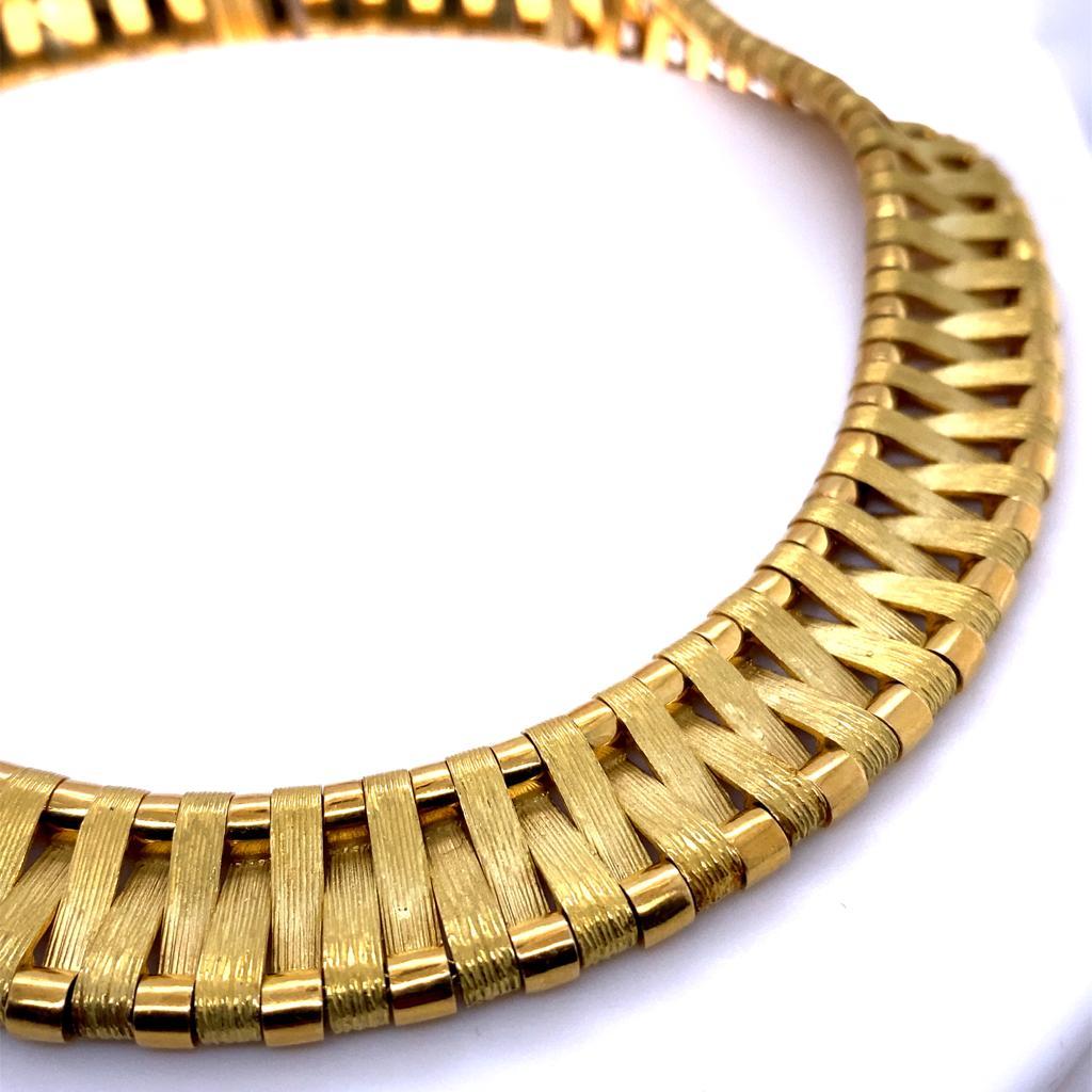 Collana vintage di George L'enfant per Hermès in oro giallo 18 carati, circa 1950.

La collana è progettata come una fila uniforme di maglie articolate che si sovrappongono alla sottostante forma circolare liscia e lucida, una maglia in contrasto