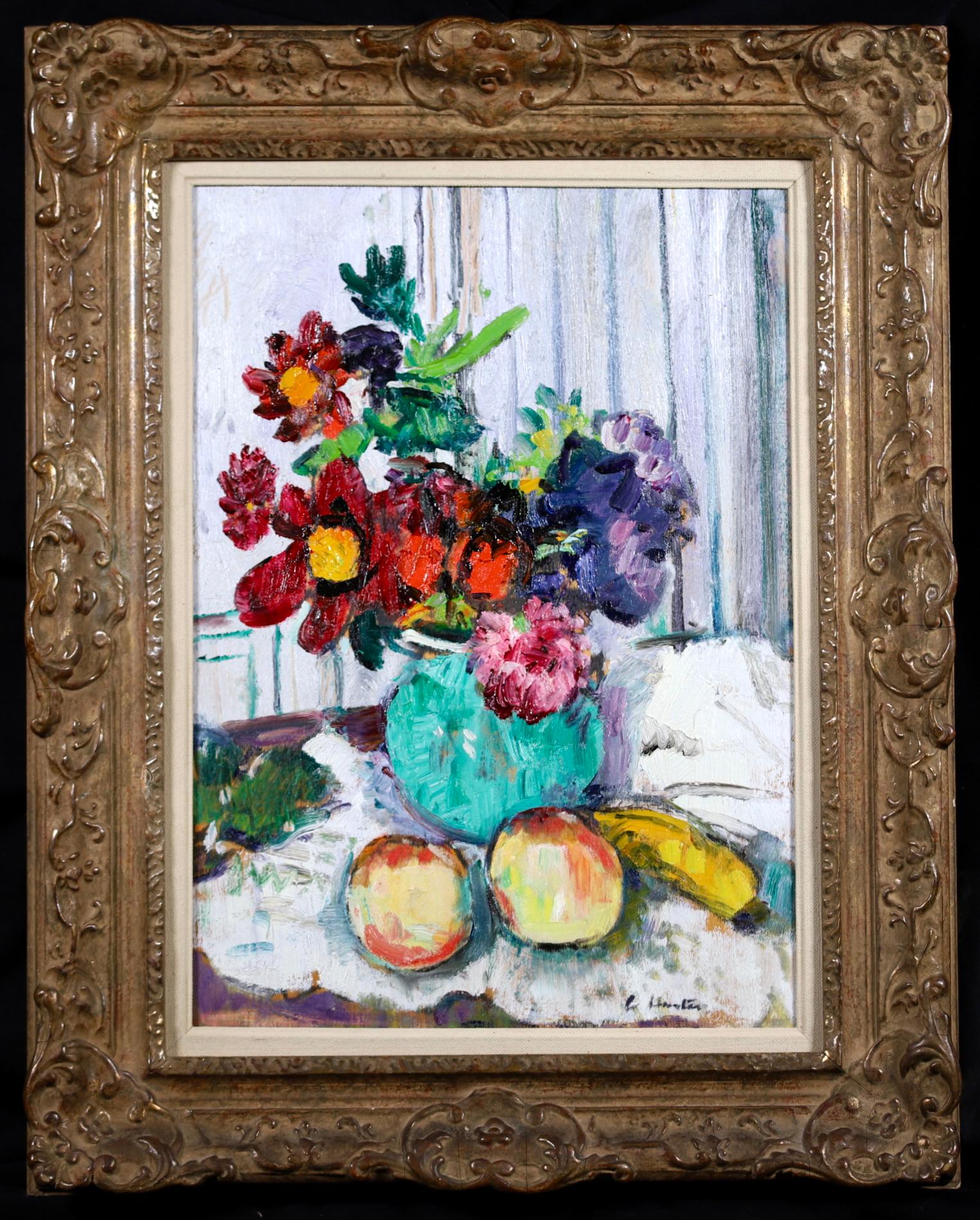 Nature morte signée, huile sur panneau, vers 1925, du peintre coloriste George Leslie Hunter. Cette pièce magnifiquement brossée représente des fleurs rouges, violettes, roses et orange dans un vase vert placé sur une table avec des pommes et une