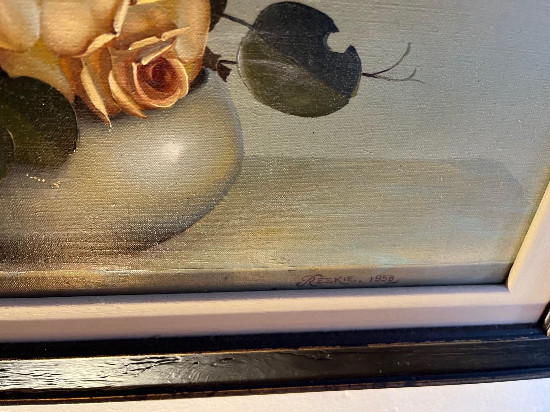 Nature morte aux roses dans un vase Grande peinture à l'huile signée - Réalisme Painting par George Leslie Reekie