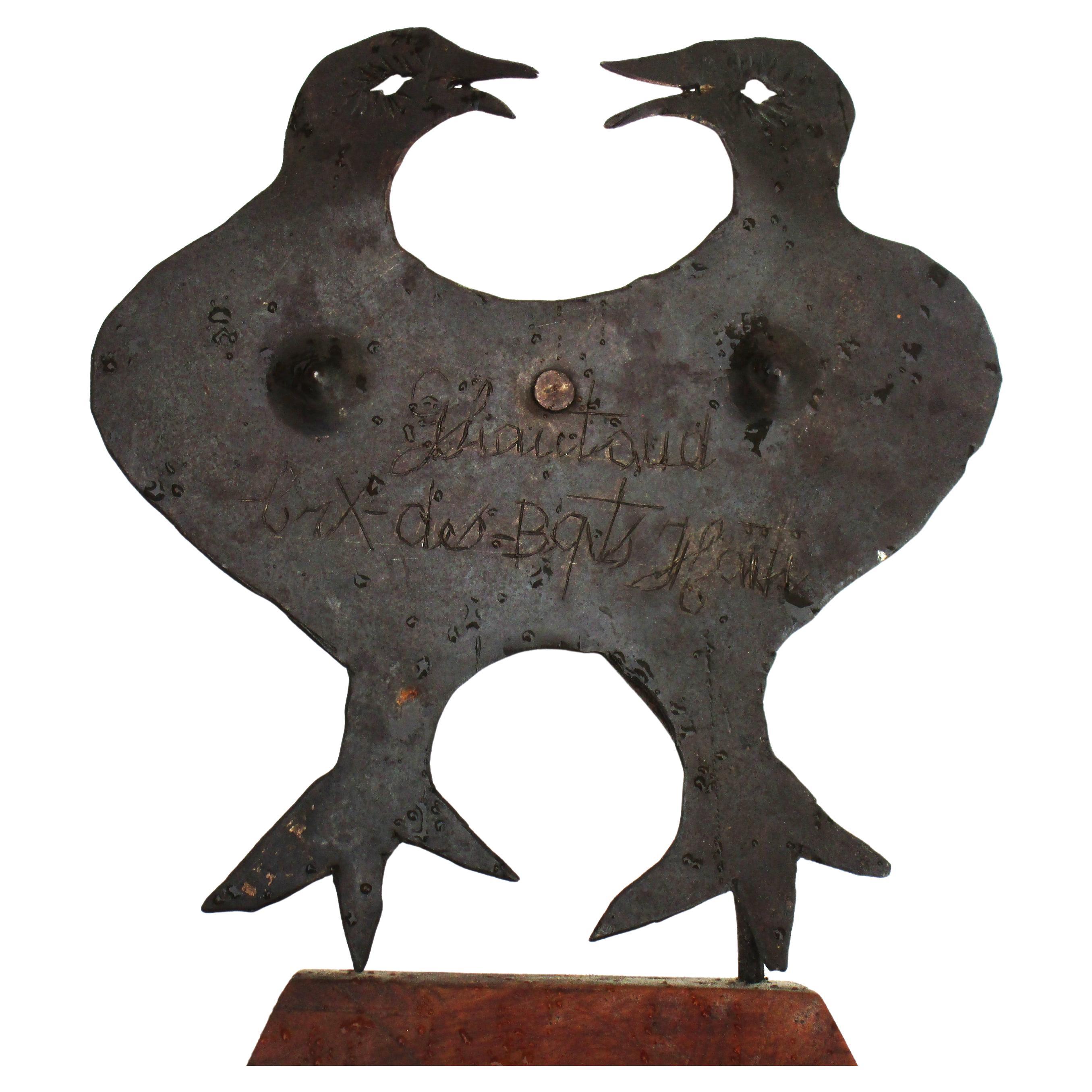 Geschnittene Metallskulptur zweier Vögel von George Liautaud (1899-1991), einem Schmied und autodidaktischen Bildhauer, der in den 1950er Jahren in Croix-des-Bouquets, Haiti, die Bewegung der Metallskulptur auslöste. Montiert auf dem originalen