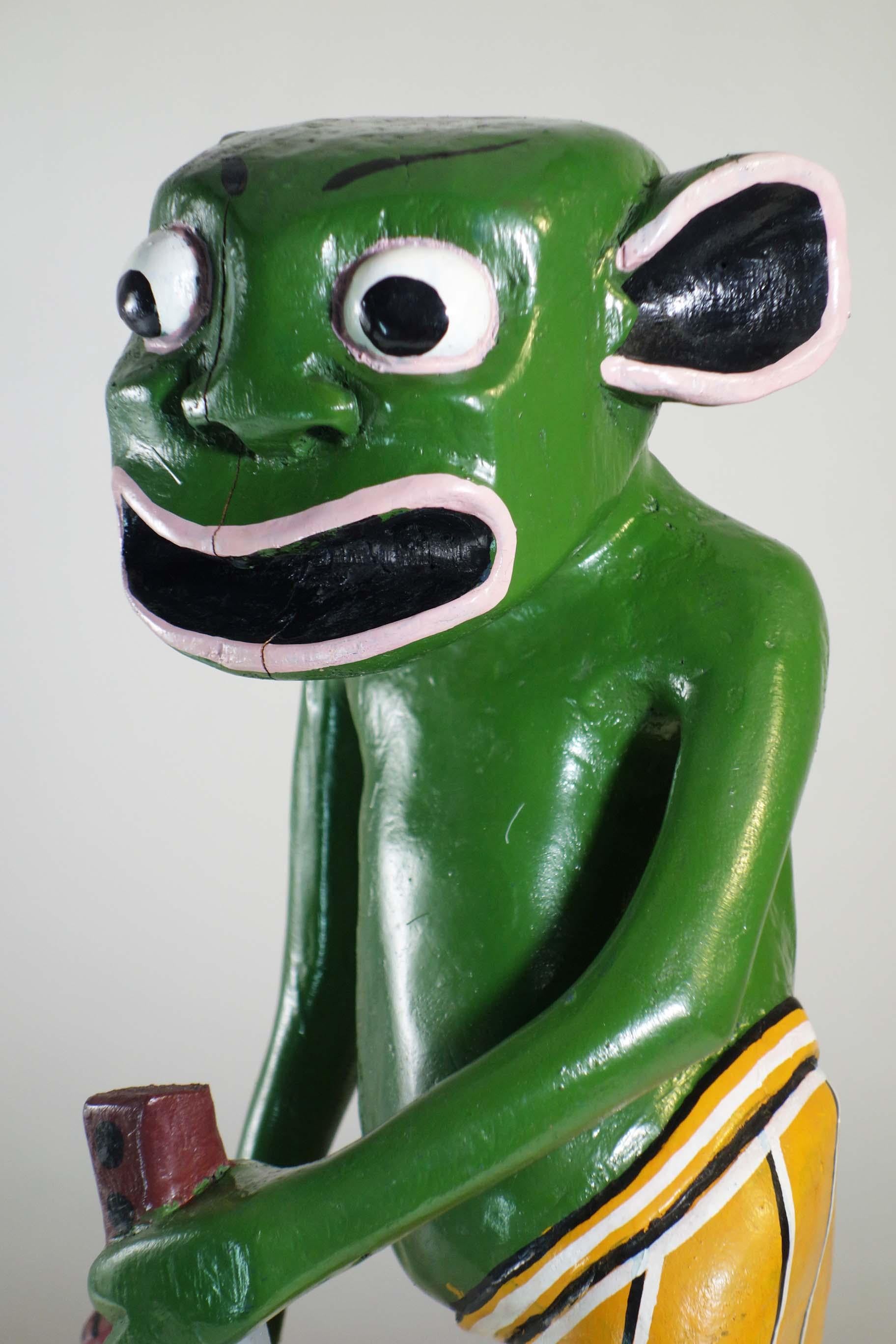 George Lilanga Afrikanische Kunst Grüne Figur Holz-Emaille-Skulptur (Emailliert) im Angebot
