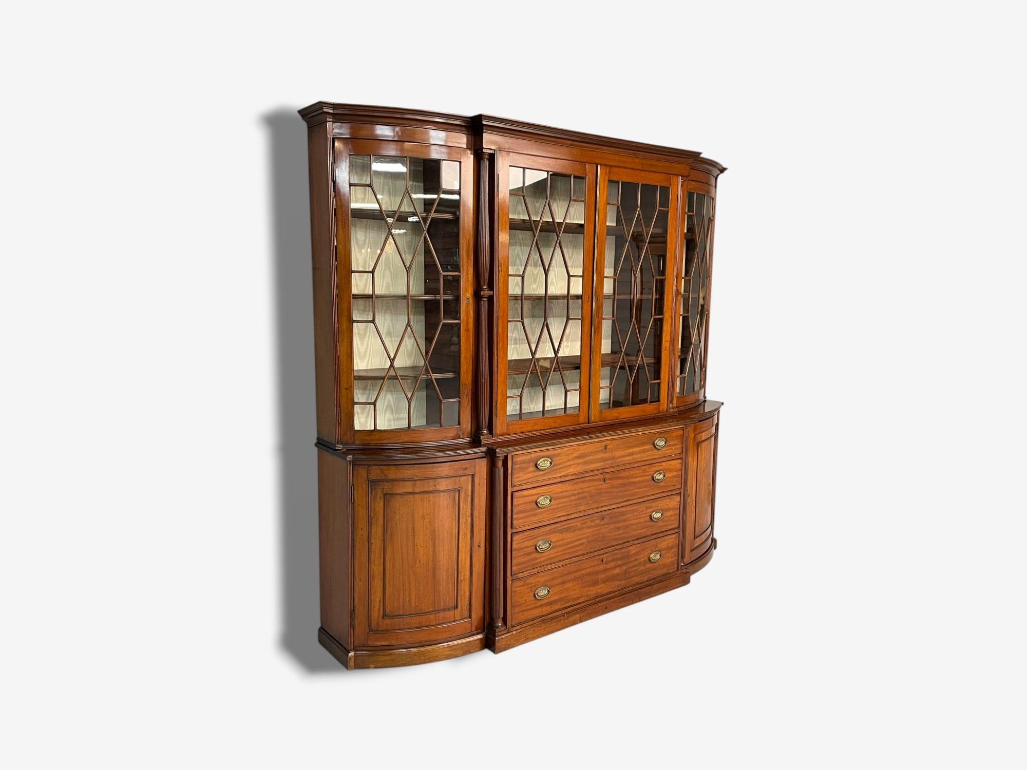 George lll, Mogano, Grande vetrina o libreria, Inghilterra, XVIII secolo

Un raro e importante mobile su misura che esemplifica una raffinata maestria artigianale, con quattro porte ornate da singoli vetri originali. Le porte conducono a uno