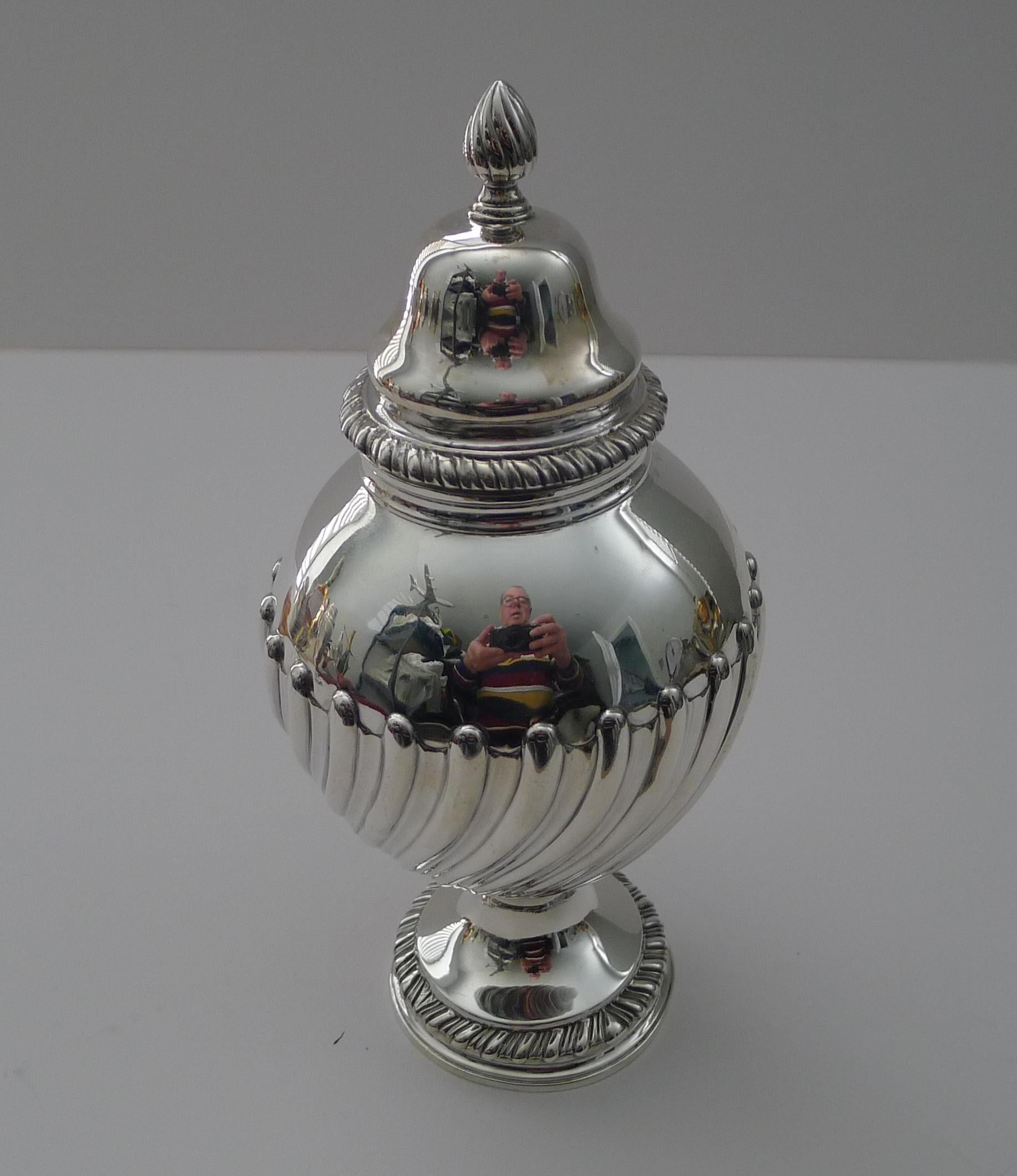 Un esempio davvero elegante di porta tè in argento del XVIII secolo, in ottime condizioni visto che ha più di 250 anni.

Dotato di un coperchio estraibile con una ghiera, il cestino è di buone dimensioni e di buon peso, con un peso di 7,33 once troy