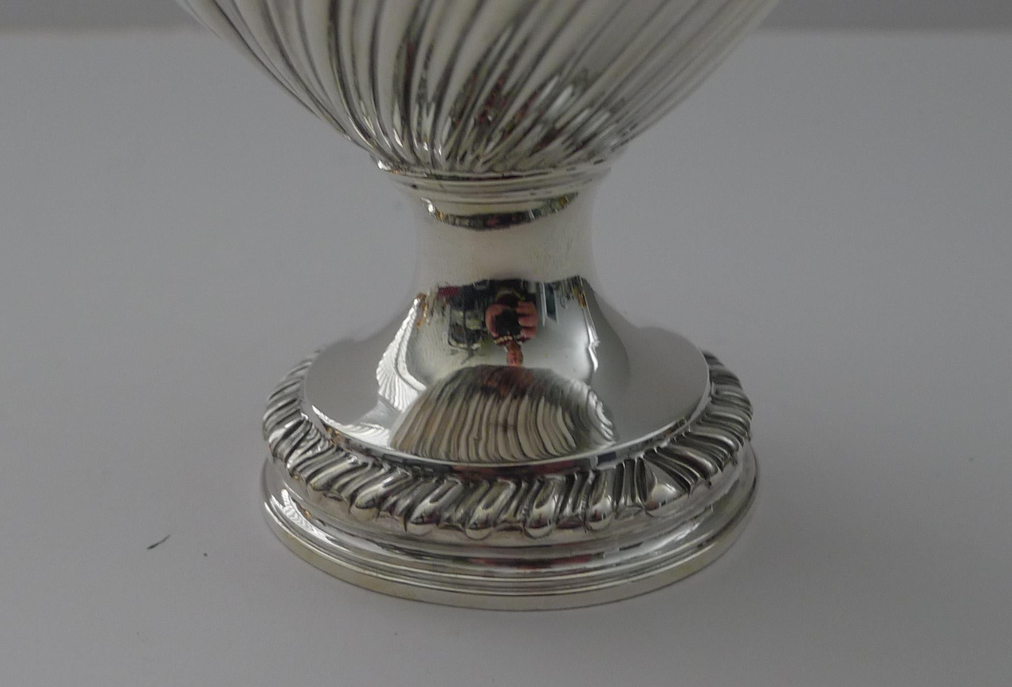 Giorgio III George lll - Cadolino da tè in argento massiccio - 1769 in vendita