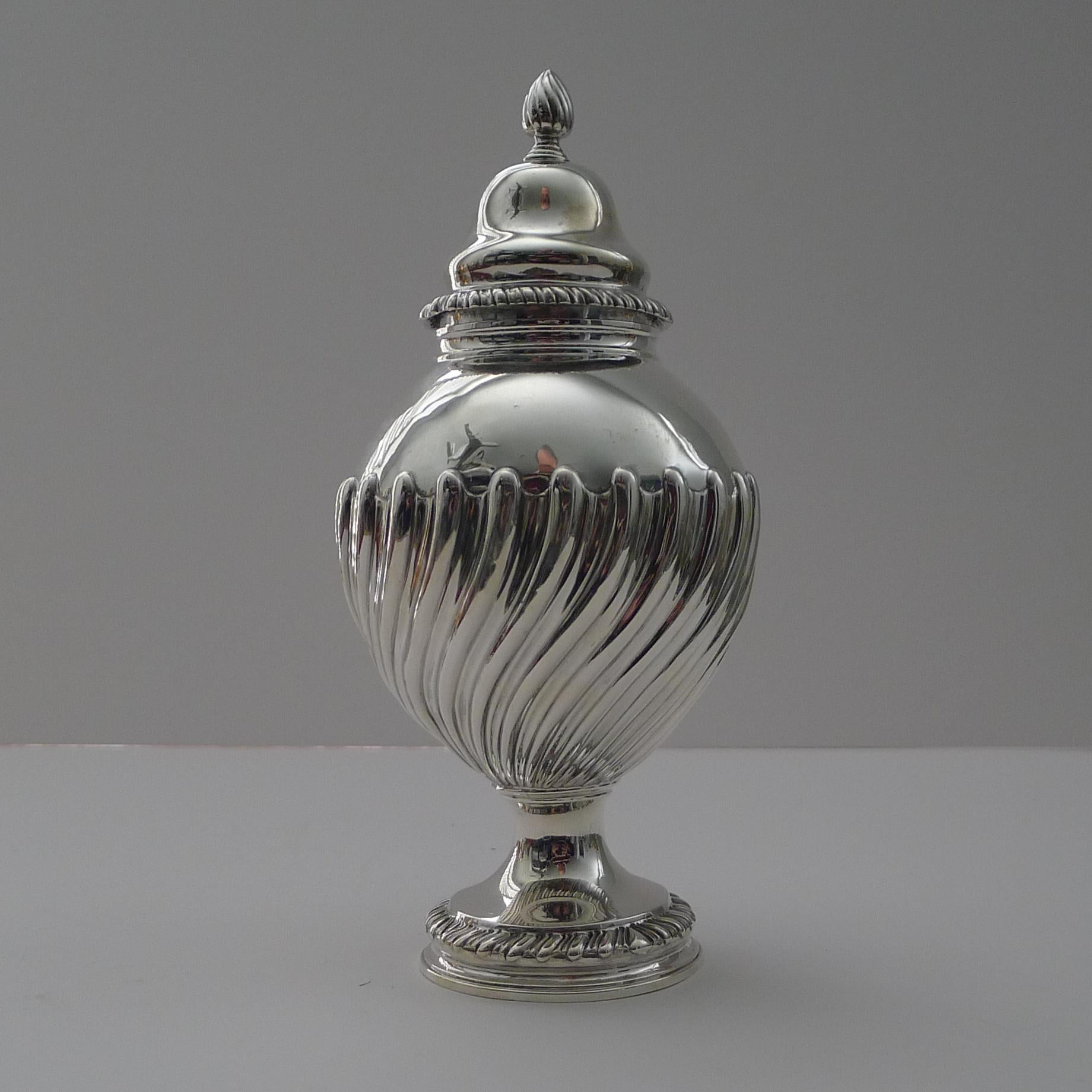 Britannico George lll - Cadolino da tè in argento massiccio - 1769 in vendita