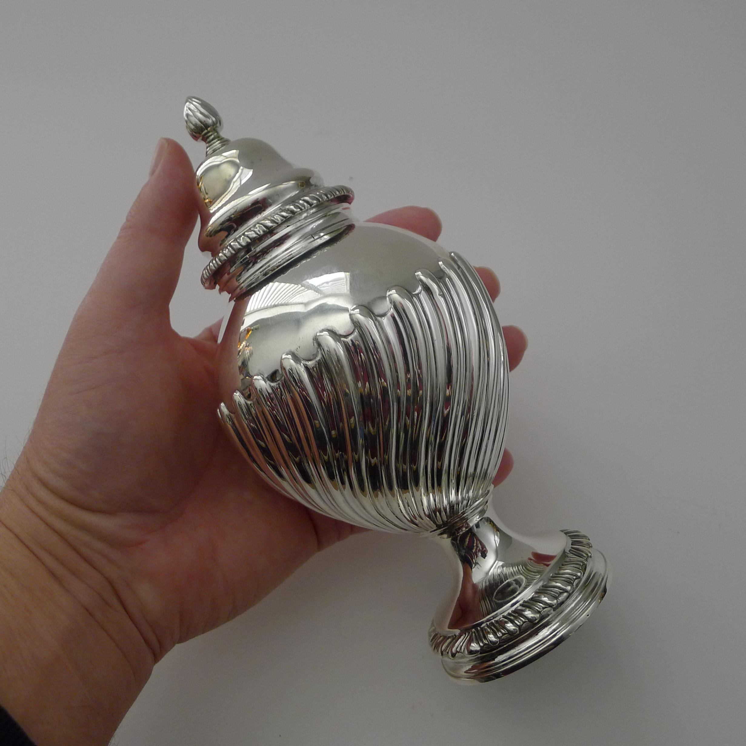 George lll - Cadolino da tè in argento massiccio - 1769 In condizioni buone in vendita a Bath, GB