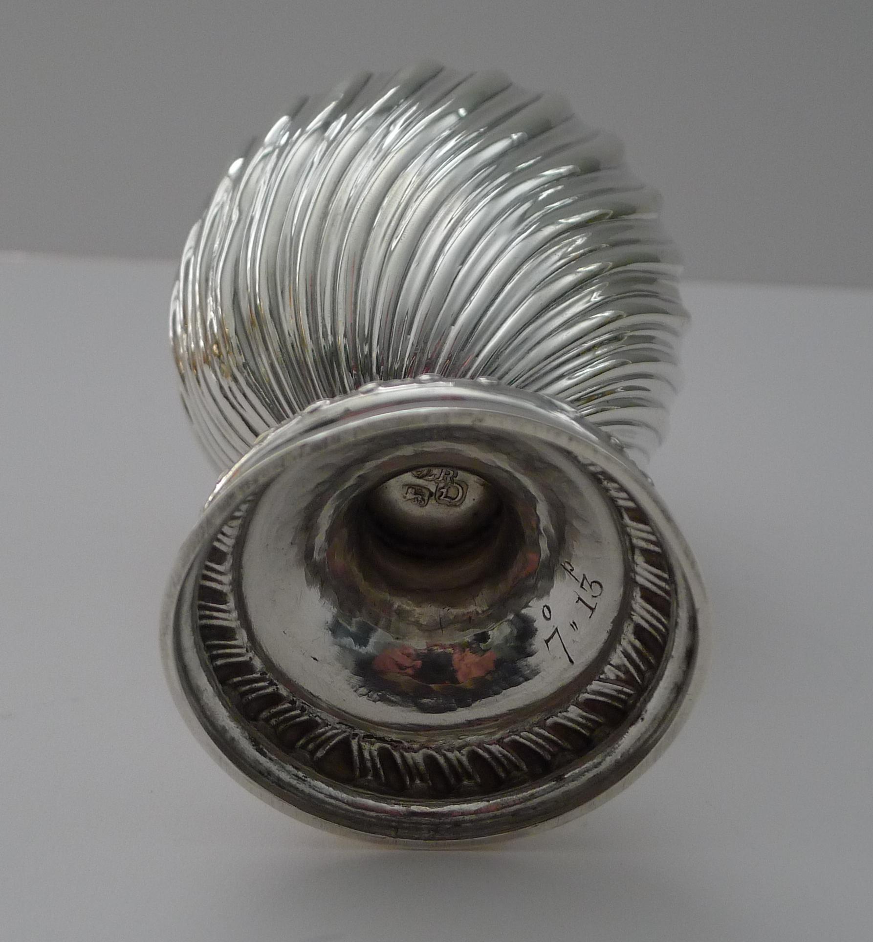 Metà XVIII secolo George lll - Cadolino da tè in argento massiccio - 1769 in vendita