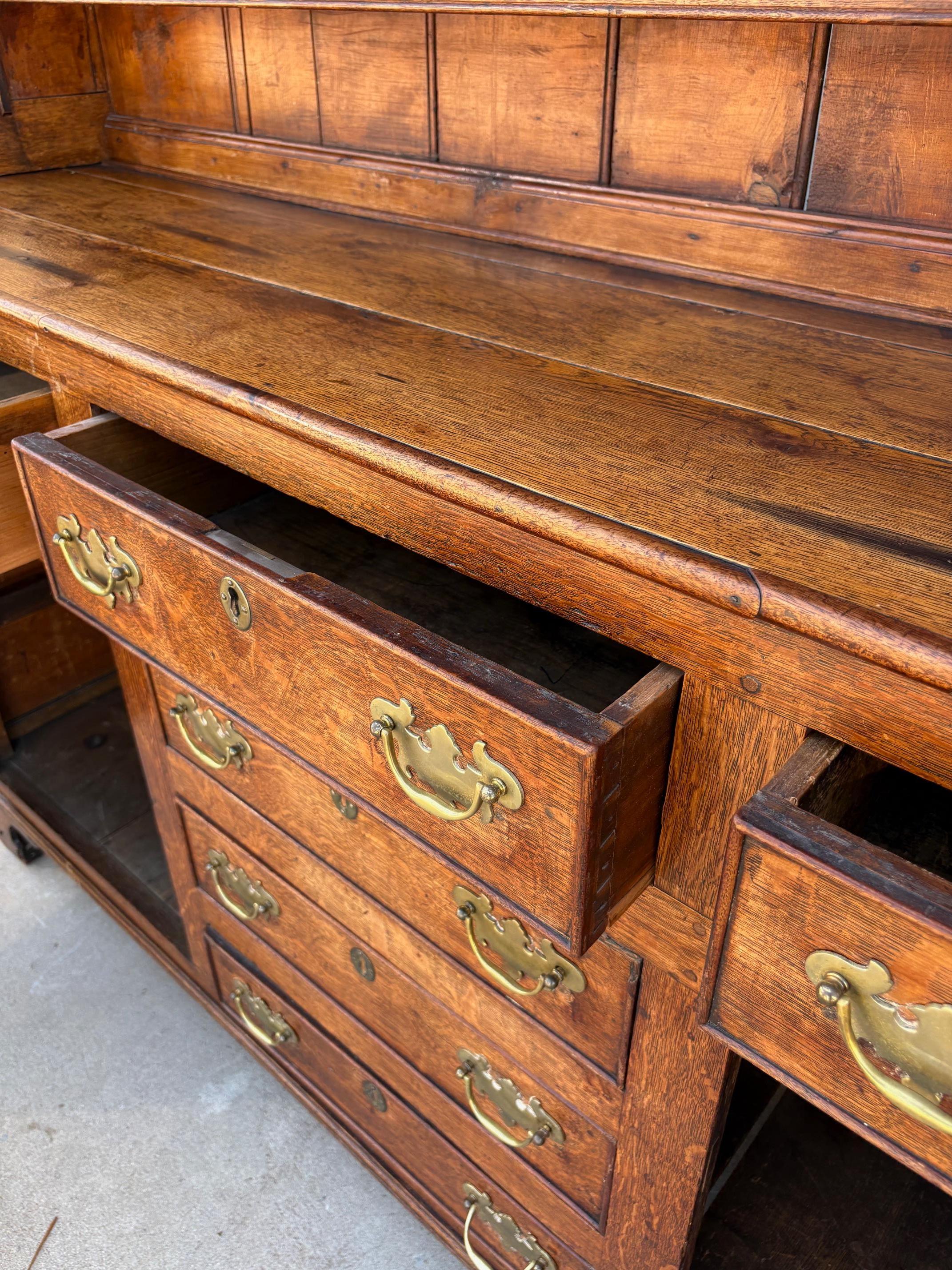 Cassettone / conigliera / credenza gallese di epoca Giorgio XV In condizioni buone in vendita a Pomona, CA