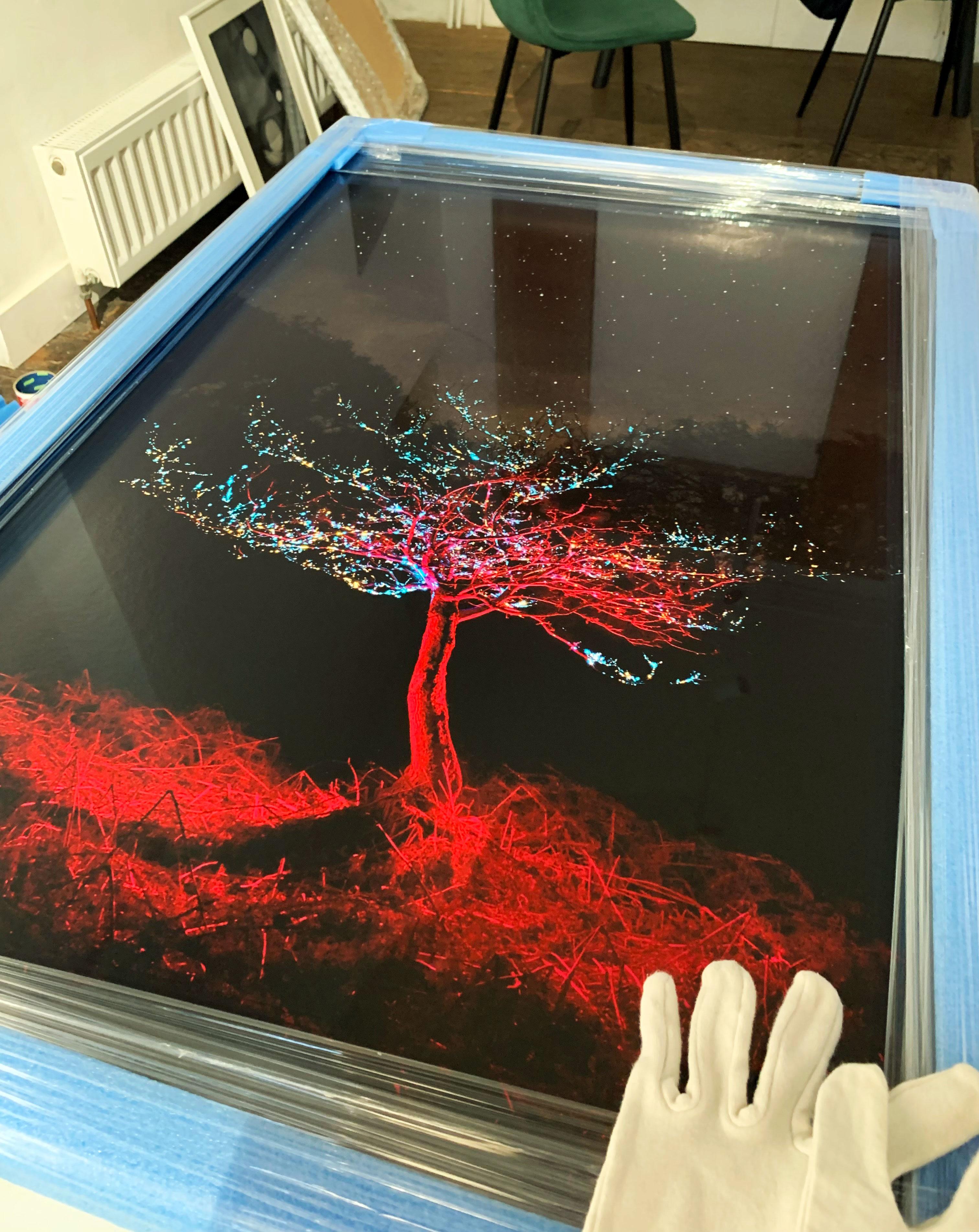 Sci-fi Funkelnder rot-blauer Baum von Nacht mit Himmelslichtsternen – gerahmter Druck im Angebot 1