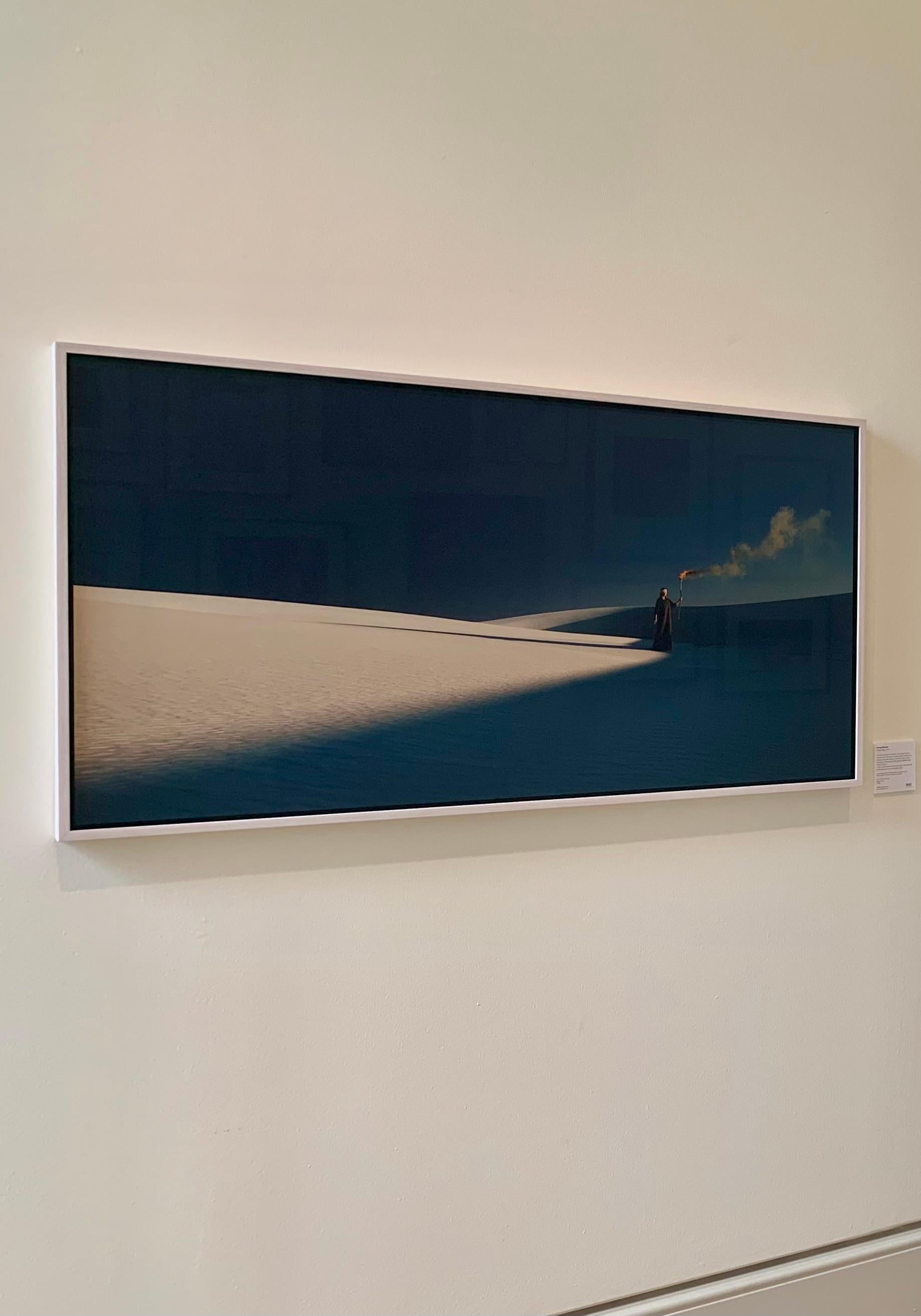 Site Trinity, du parc national des dunes de sable de White Sands, blanc et bleu - Surréalisme Photograph par George McLeod