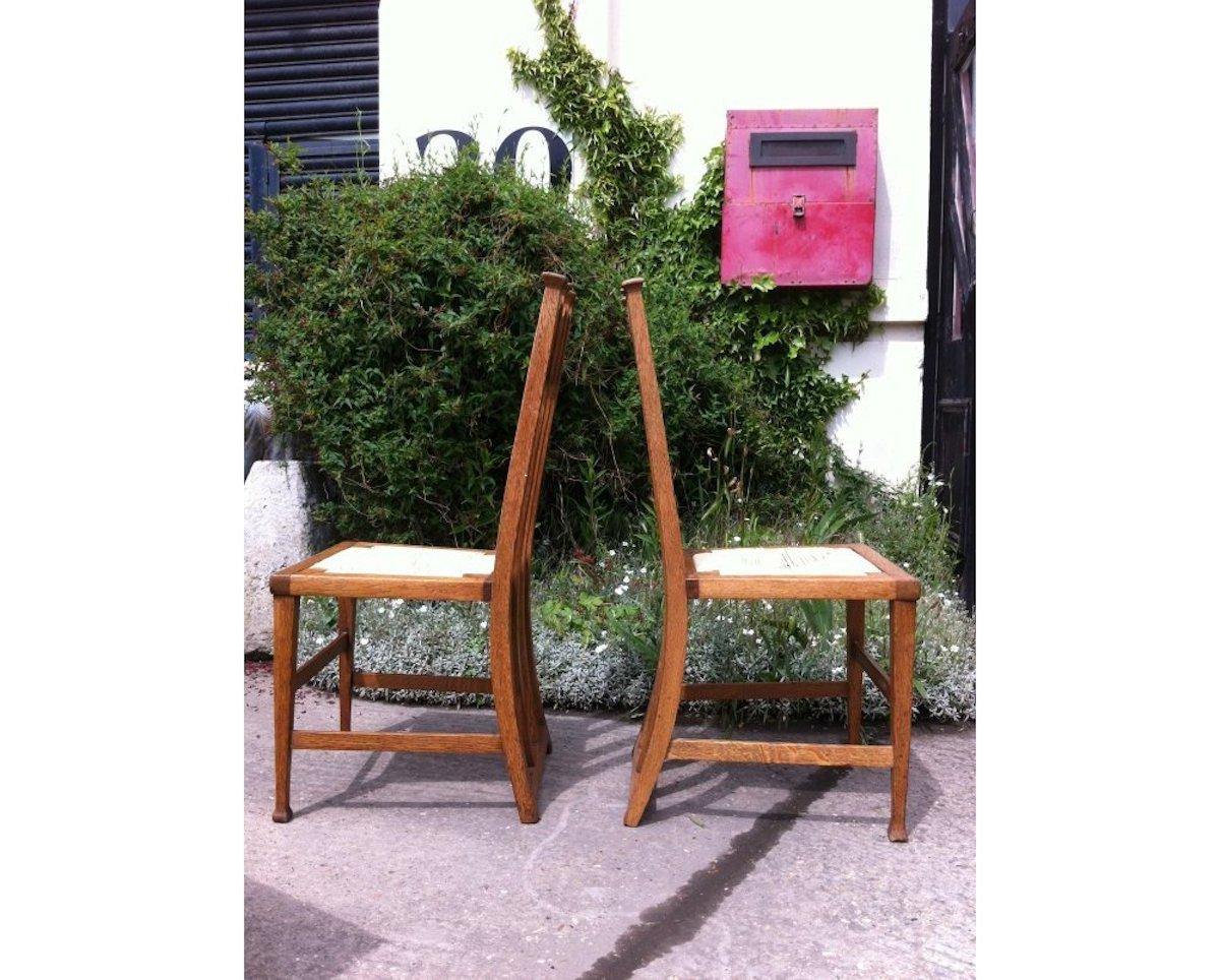 Arts and Crafts George Montague Ellwood, fabriqué par J S Henry, paire de chaises de salle à manger assorties en chêne en vente