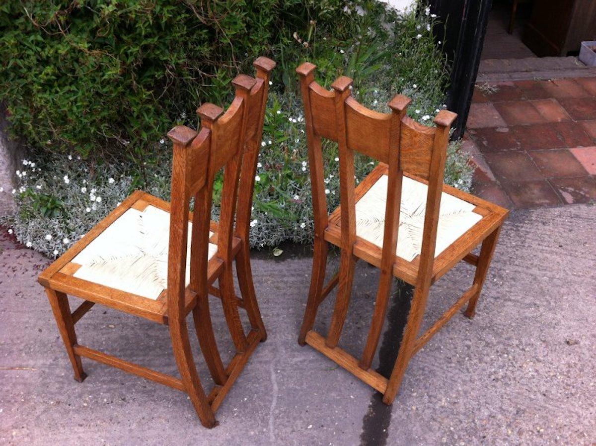 Fait main George Montague Ellwood, fabriqué par J S Henry, paire de chaises de salle à manger assorties en chêne en vente
